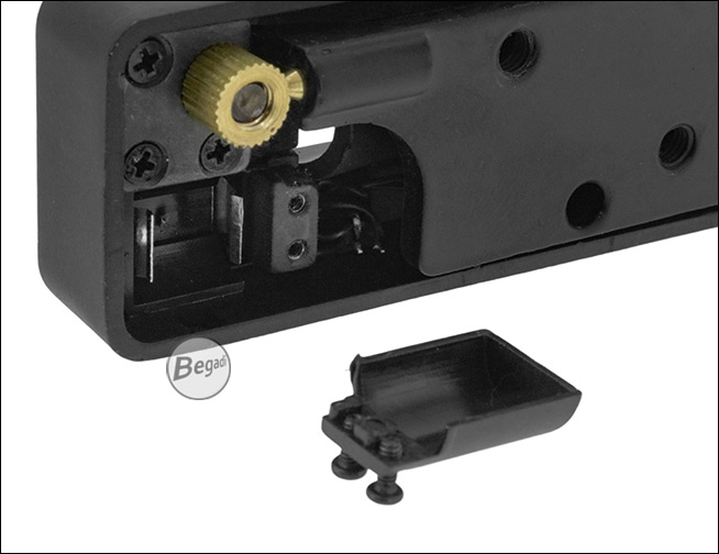 Einlegen der zwei AG13 Batterien in das Begadi RX6 RedDot