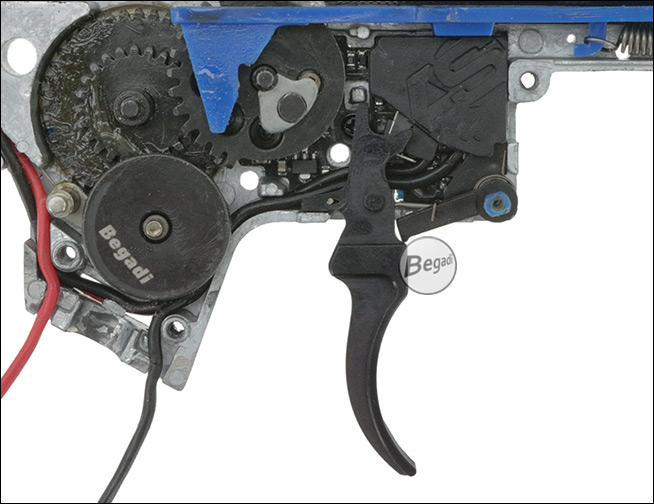 Begadi CNC MOD5 AEG Curved Trigger montiert im AR15 S-AEG