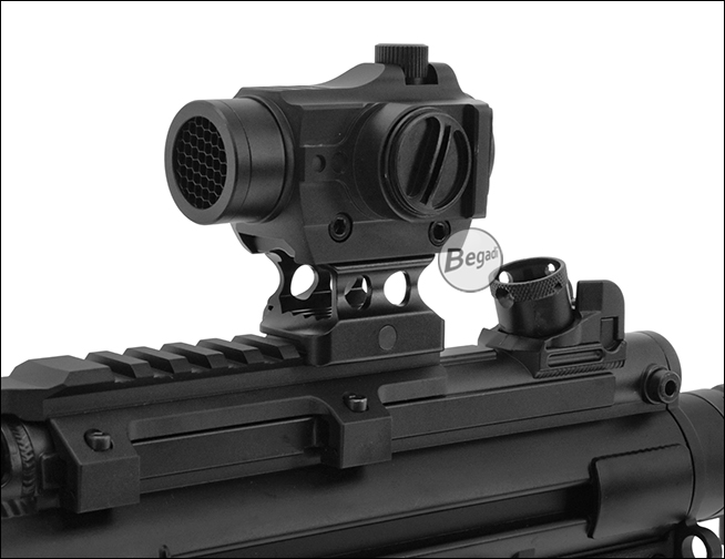 Kompakte Airsoft-Maschinenpistole mit montiertem Begadi Sentinel Red Dot