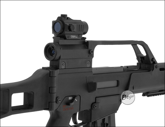 Begadi Sentinel Red Dot auf Airsoft-Gewehr mit Tragebügel, seitliche Montageansicht