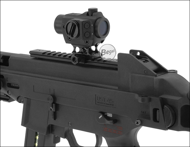 Begadi Sentinel Red Dot auf Picatinny-Riser einer Airsoft-Maschinenpistole, Seitenansicht