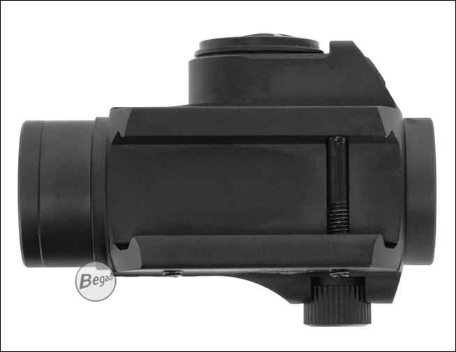 Unterseite des Begadi Sentinel Red Dot mit integrierter Klemmmontage für Weaver-Picatinny-Schienen