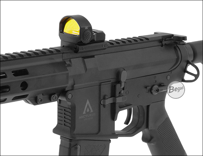 Begadi Vista mit Picatinny-Montage auf einem Airsoft-Gewehr im M4-Stil, linke Seite