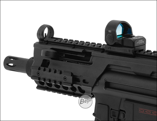 Begadi Vista auf der Picatinny-Schiene einer Airsoft-Maschinenpistole, Nahansicht von hinten