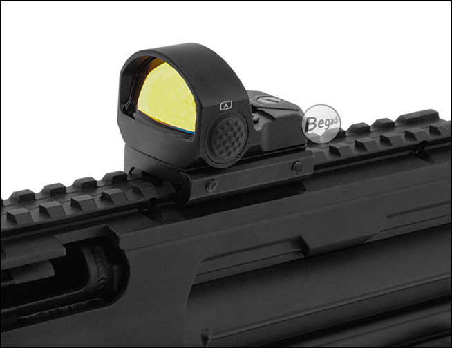 Begadi Vista auf der Picatinny-Schiene einer Airsoft-Maschinenpistole, Nahansicht von vorn