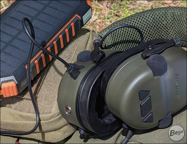 Begadi HS1 Headset in Olive – Anwendungsbeispiel: Laden mit Powerbank