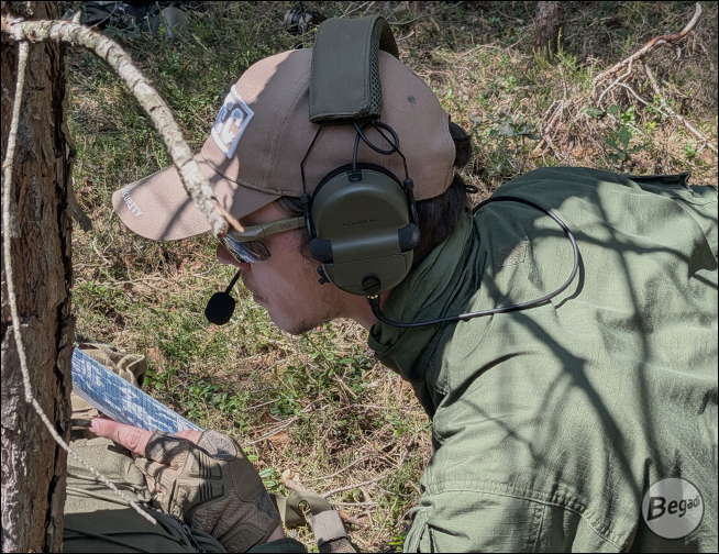 Begadi HS1 Headset in Olive – Anwendungsbeispiel mit Kopfbügel