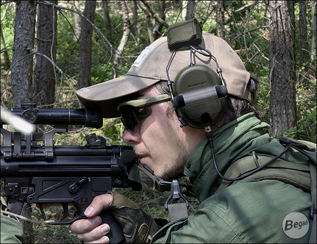 Begadi HS1 Headset in Olive – Anwendungsbeispiel mit Kopfbügel