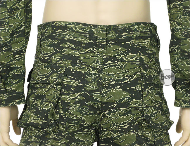 Les tenues camo (camo pour camouflage) Bex-rooikat-anzug-2011-details5