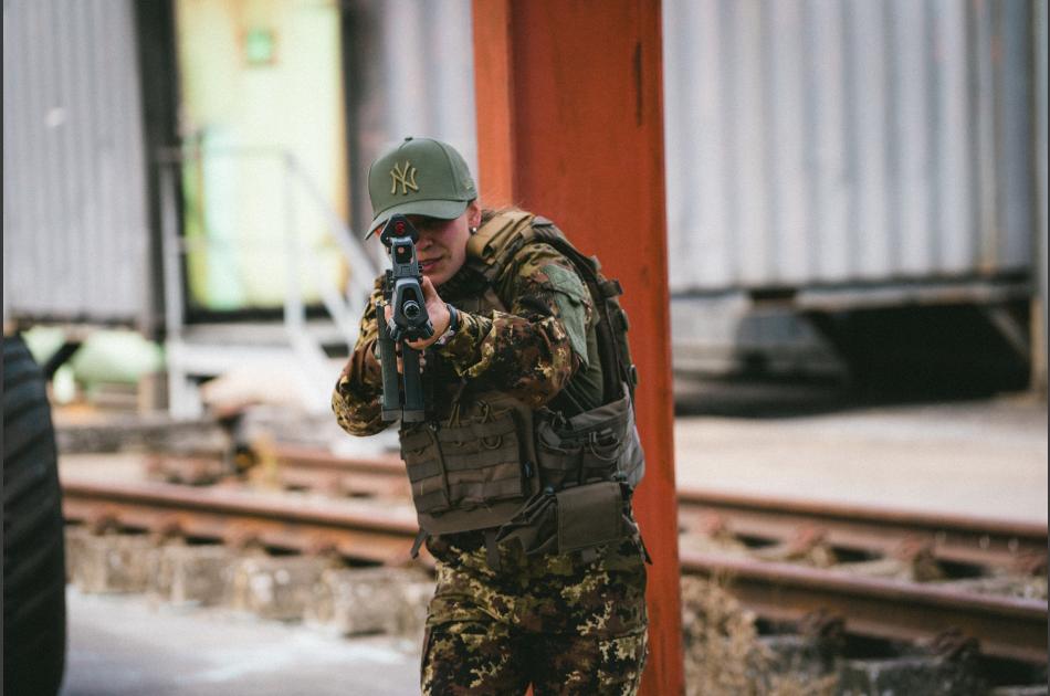 Vanessa mit einem Heckler & Koch G36 mit HKV