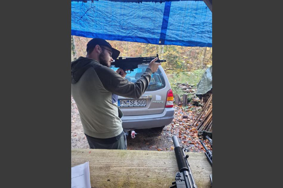 Auf Wunsch gab es diesmal MP5 Modelle zum anfassen und testen. Sicherheit geht vor! Keine Akkus in den Waffen. Beschuss nur im Spielfeld mit PSA!!!