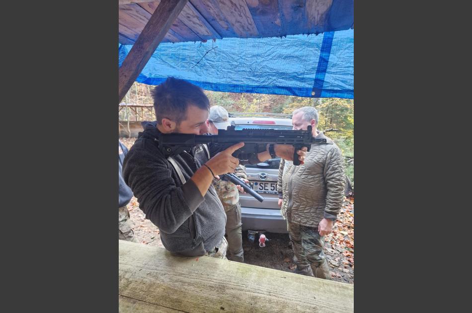 Auf Wunsch gab es diesmal MP5 Modelle zum anfassen und testen. Sicherheit geht vor! Keine Akkus in den Waffen. Beschuss nur im Spielfeld mit PSA!!!