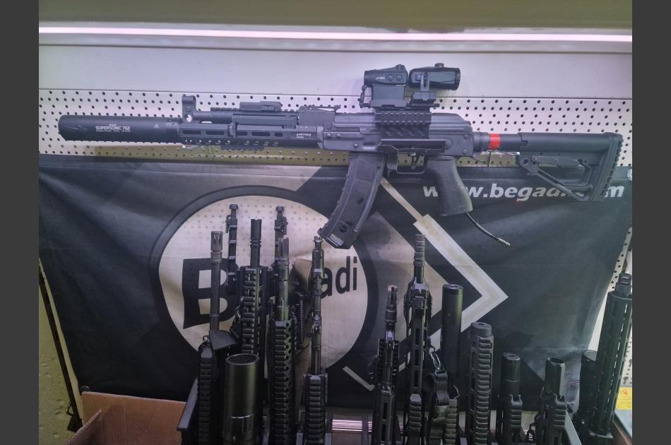 Dank der Stufelosen Höhenverstellung kann man das absehen sehr zentrieren. Kombi X FORCE REDDOT.