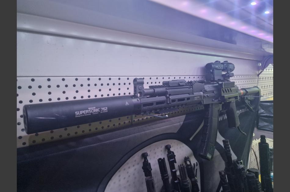 Dank der Stufelosen Höhenverstellung kann man das absehen sehr zentrieren. Kombi X FORCE REDDOT.